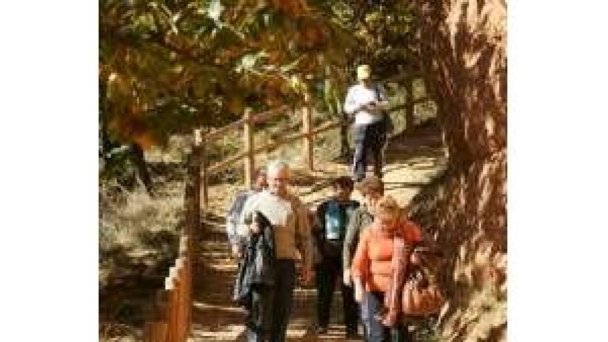 Agunos turistas a su paso por el paraje de Las Médulas, en foto de archivo