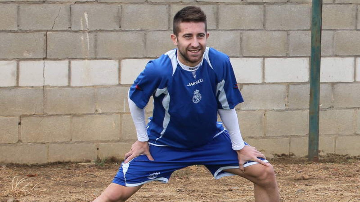 Jony Lomas entrena pero no juega, debido a que Cembranos no quiere tramitar su ficha.