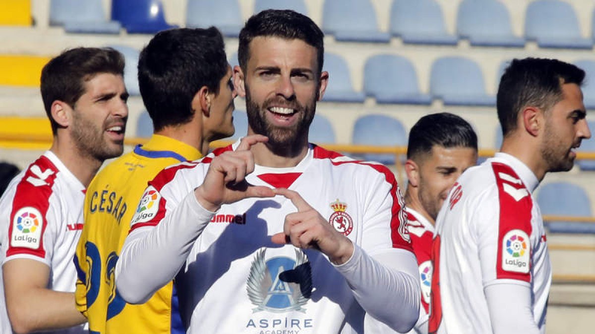 El delantero de la Cultural Rodri Ríos durante la celebración del gol anotado frente al Alcorcón. MARCIANO PÉREZ