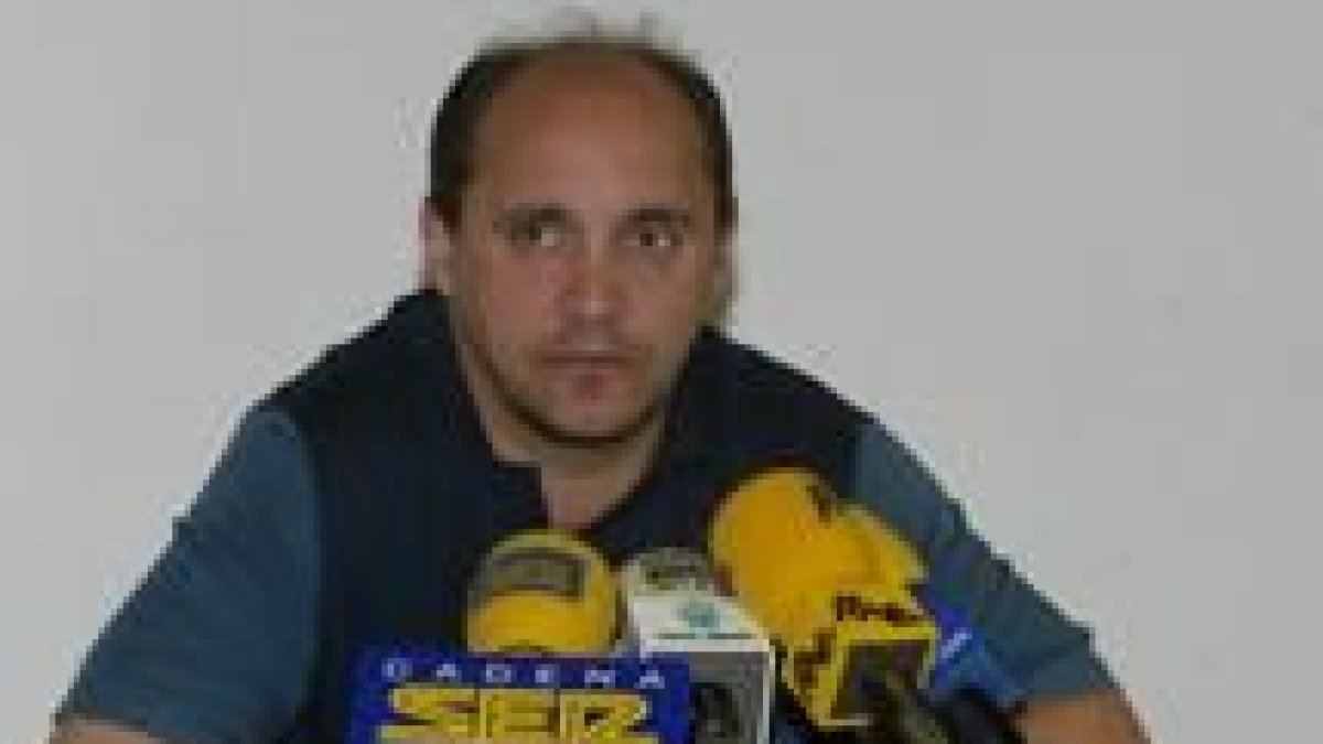 Manolo Peña, durante la rueda de prensa de ayer en las piscinas climatizadas