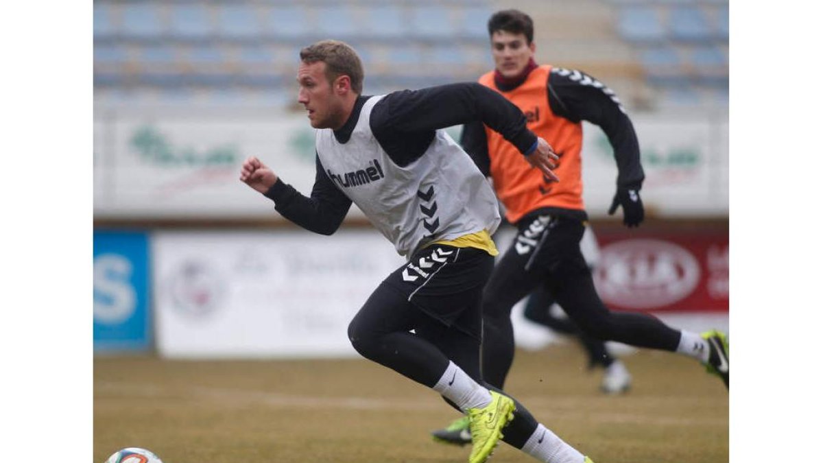Aketxe, durante un entrenamiento, regresa esta tarde al once titular culturalista