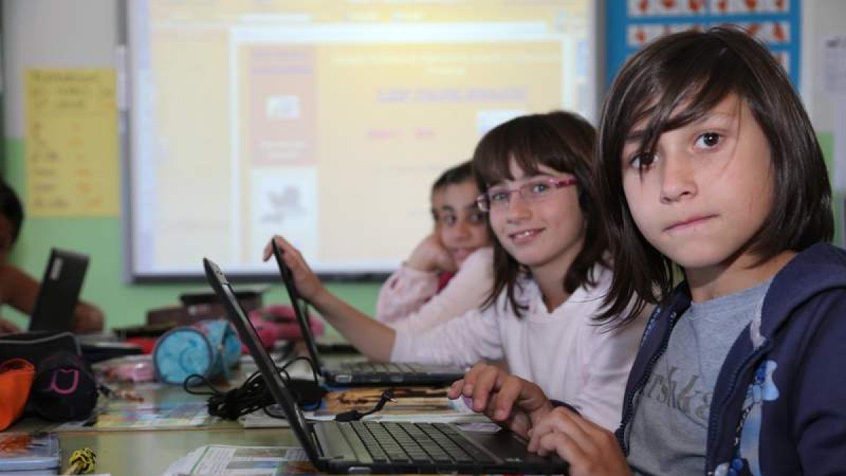 Alumnado de 6º de Primaria del colegio Padre Manjón de Armunia con los miniportátiles que han ‘ganado’ por su título de excelencia en uso de las TIC