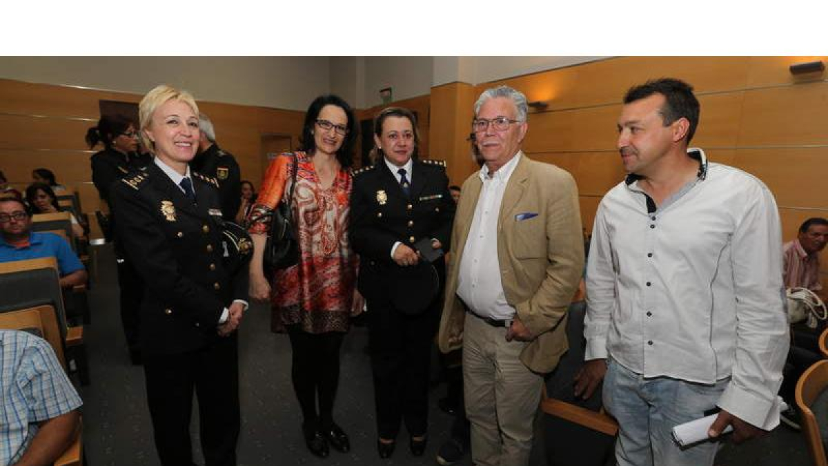 La directiva de la Asociación Cultural Gitana, con Teresa Mata, María Marcos y Estíbaliz Palma, por los premiados