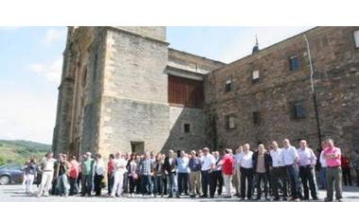 Algunos de los alumnos participantes en la convivencia, ante el monasterio.