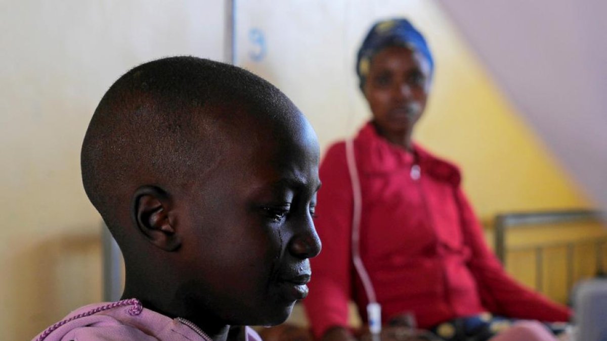 Un niño enfermo en un hospital al sur de Kigali (la capital de Ruanda) donde los pacientes recibieron las primeras bolsas de sangre entregadas por drones, el 13 de octubre.