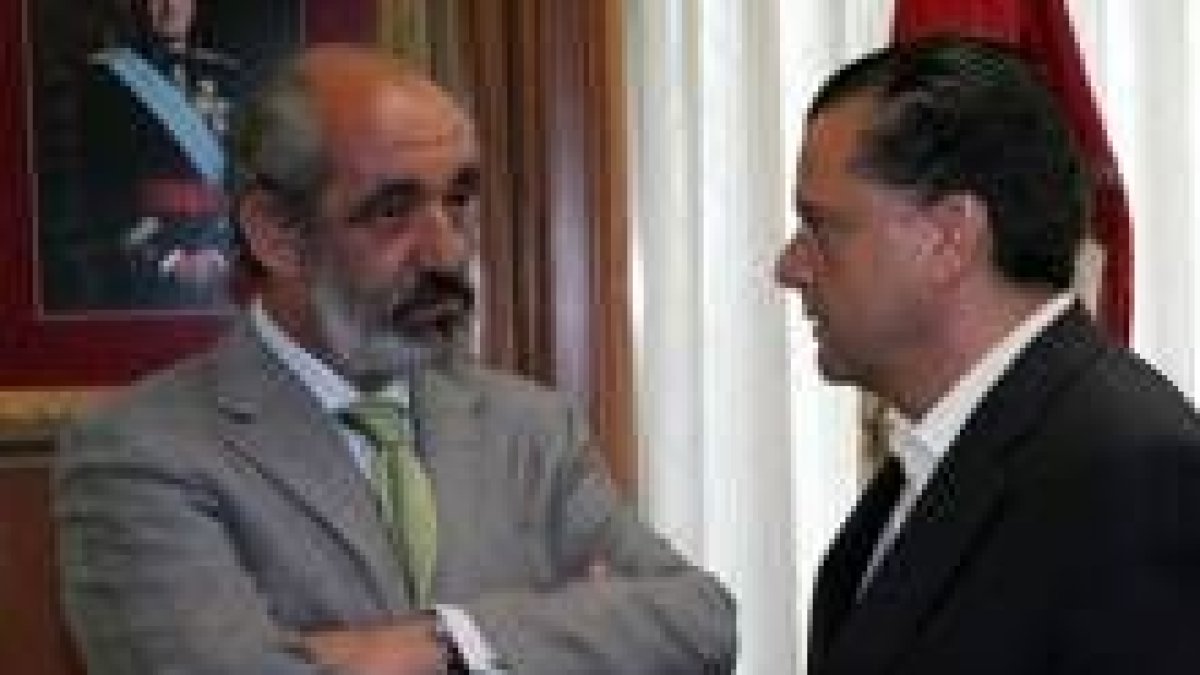 Santos Llamas charla con Amilivia, a quien visitó después de ver a García-Prieto en Diputación
