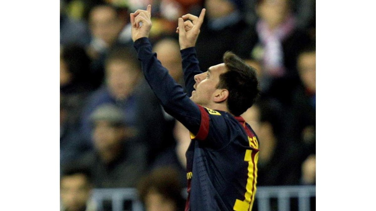Messi señala al cielo para celebrar el primer gol del Barça ante el Málaga.