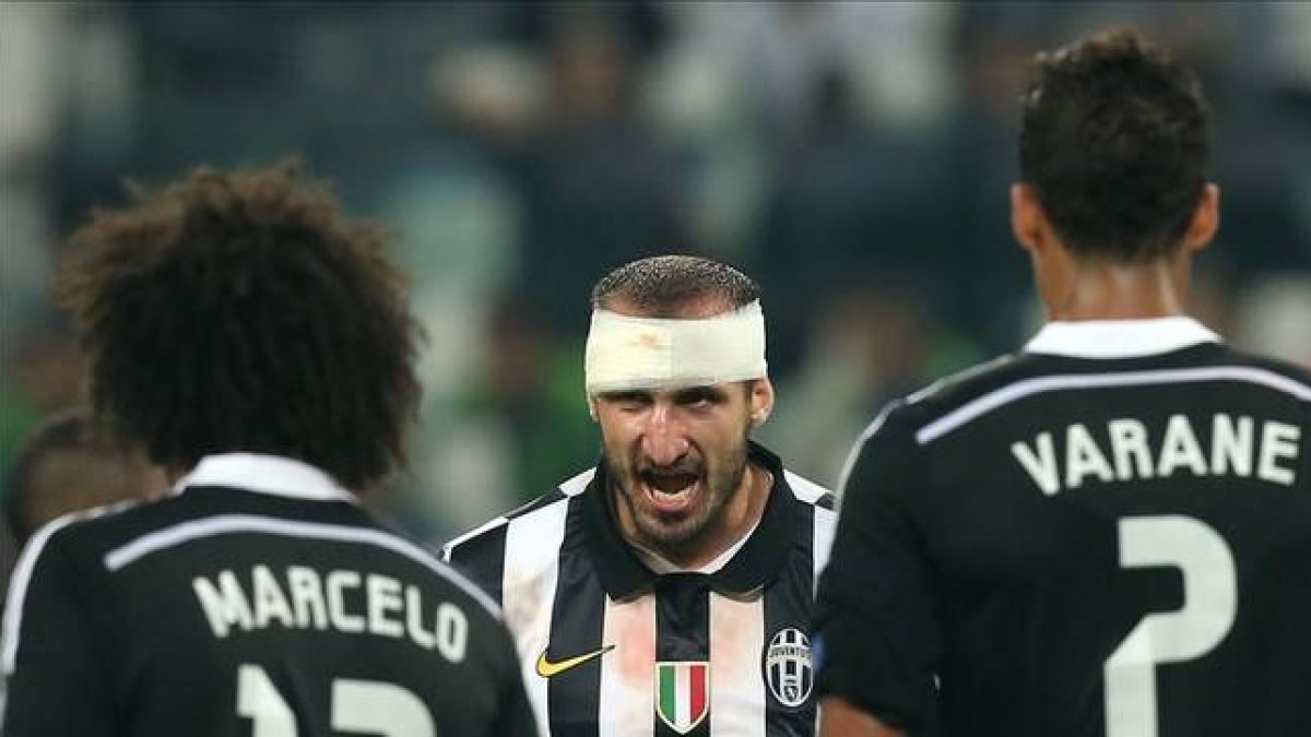 Chiellini arenga a sus compañeros ante Marcelo y Varane, en la ida en Turín.