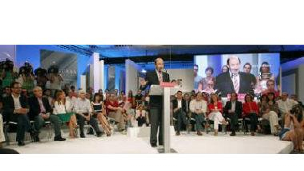 Rubalcaba apostó por un escenario a la americana y compareció rodeado de barones y pesos pesados del