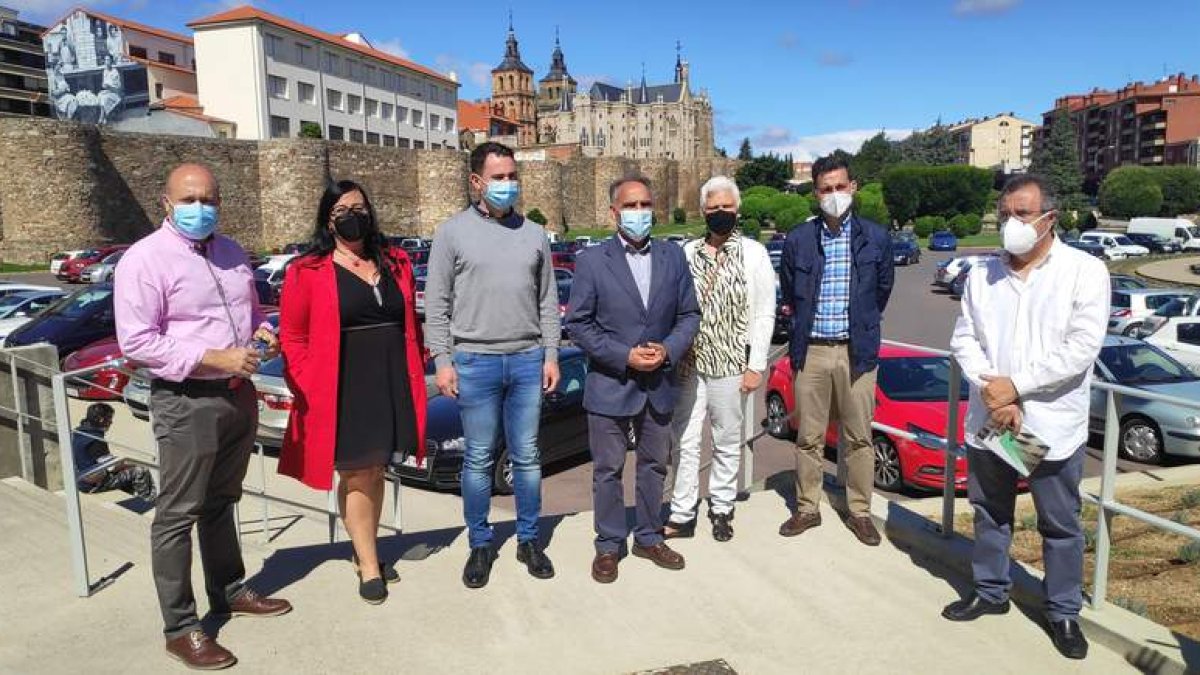 Visita de Cendón ayer a Astorga, junto a Martín Benito y Perandones, entre otros. A. R.