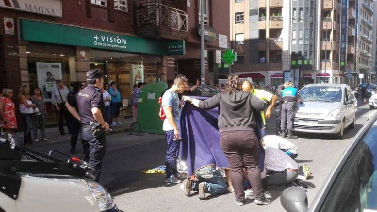 La herida recibe asistencia en el lugar del accidente