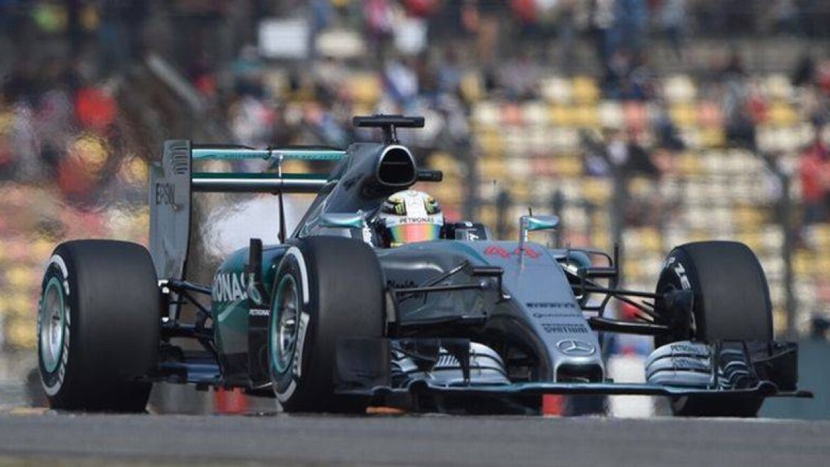 Hamilton durante la sesión de clasificación en el Gran Premio de China.