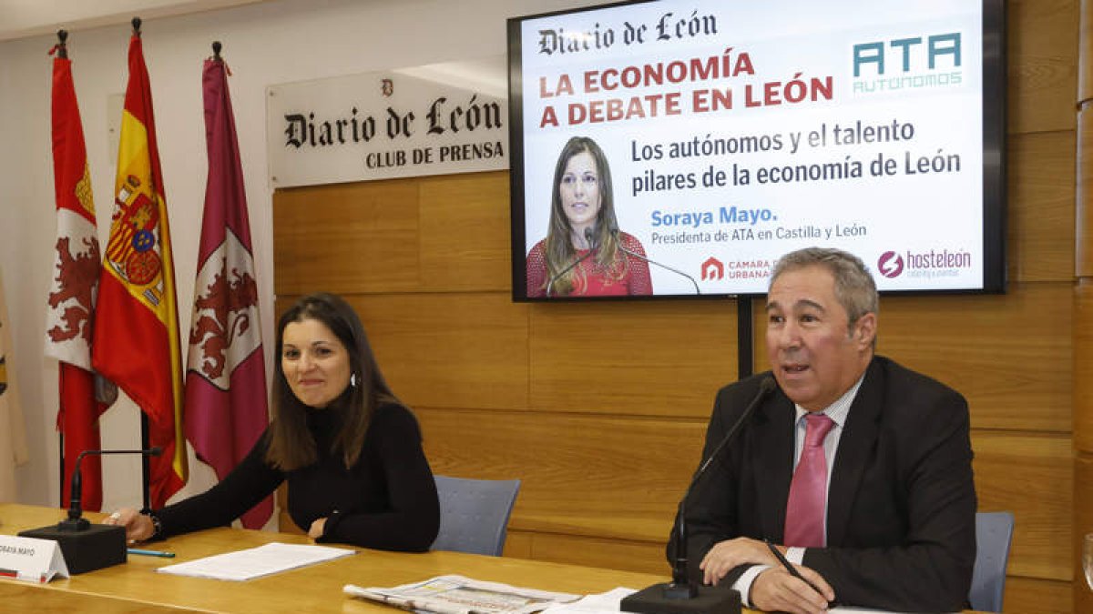 La presidenta de ATA Castilla y León, Soraya Mayo, con el director de Diario de León, Joaquín S. Torné, en el Club de Prensa. MARCIANO PÉREZ