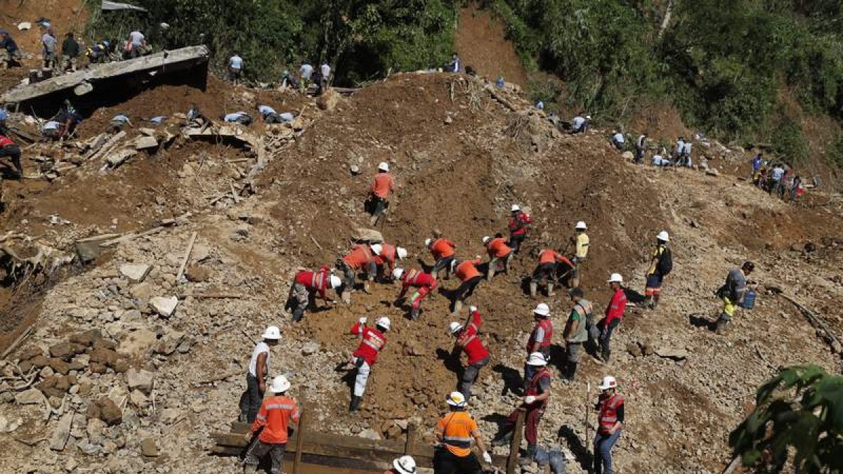 Los rescatadores buscan víctimas tras un corrimiento de tierra en una mina en Itogon. FRANCIS R. MALASIG