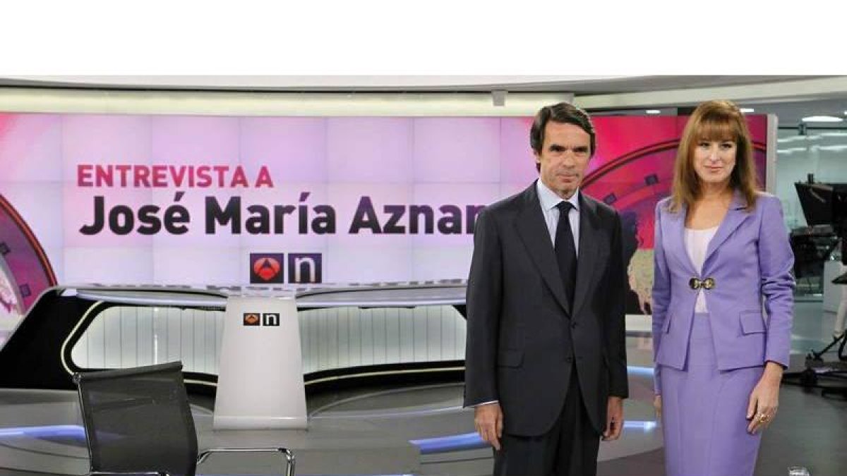 José María Aznar con Gloria Lomana antes de comenzar su polémica entrevista del martes por la noche.