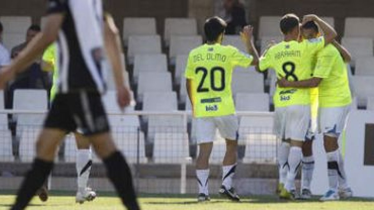 Los jugadores de la Deportiva celebran el tanto de Yuri que adelantaba a los blanquiazules.