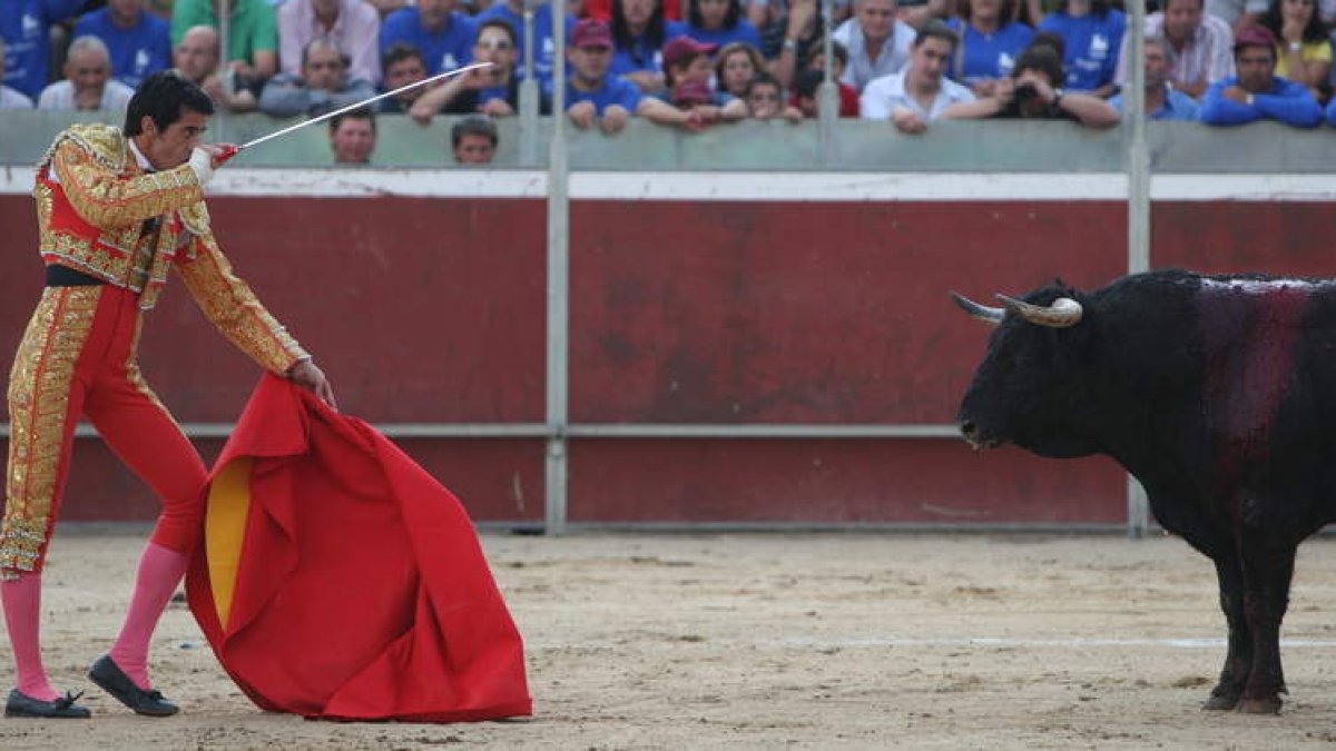 Imagen de archivo del diestro Víctor Janeiro en la corrida celebrada en Villamorico en el año 2008 donde el diestro cortó las dos orejas.