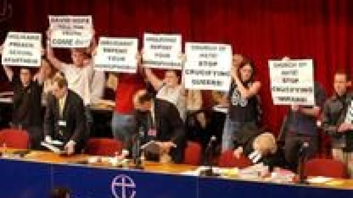 Defensores de los derechos de los homosexuales irrumpieron en la reunión de la iglesia anglicana
