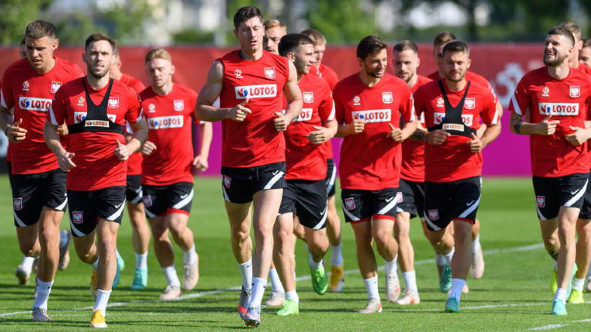 La selección polaca prepara su debut ante Eslovaquia con Lewandowski al frente . JAKUB KACZMARCZYK