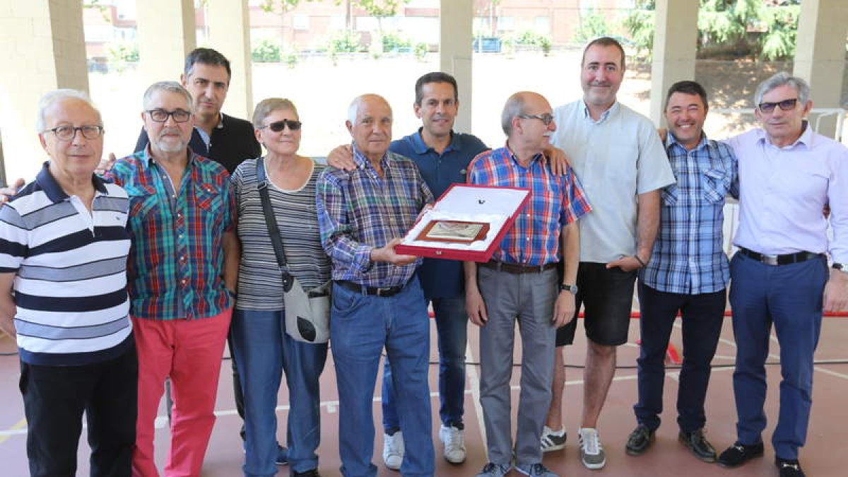 Macías junto a sus compañeros del Diario de León y José Cruz Vega, presentador del evento. LDLM