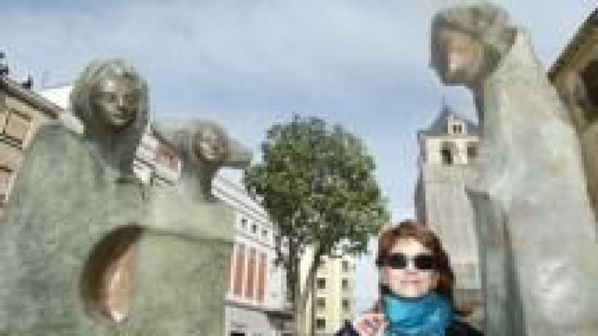 María Salud Parada, la autora de la escultura, al lado de las efigies de Sancha, Urraca y Elvira