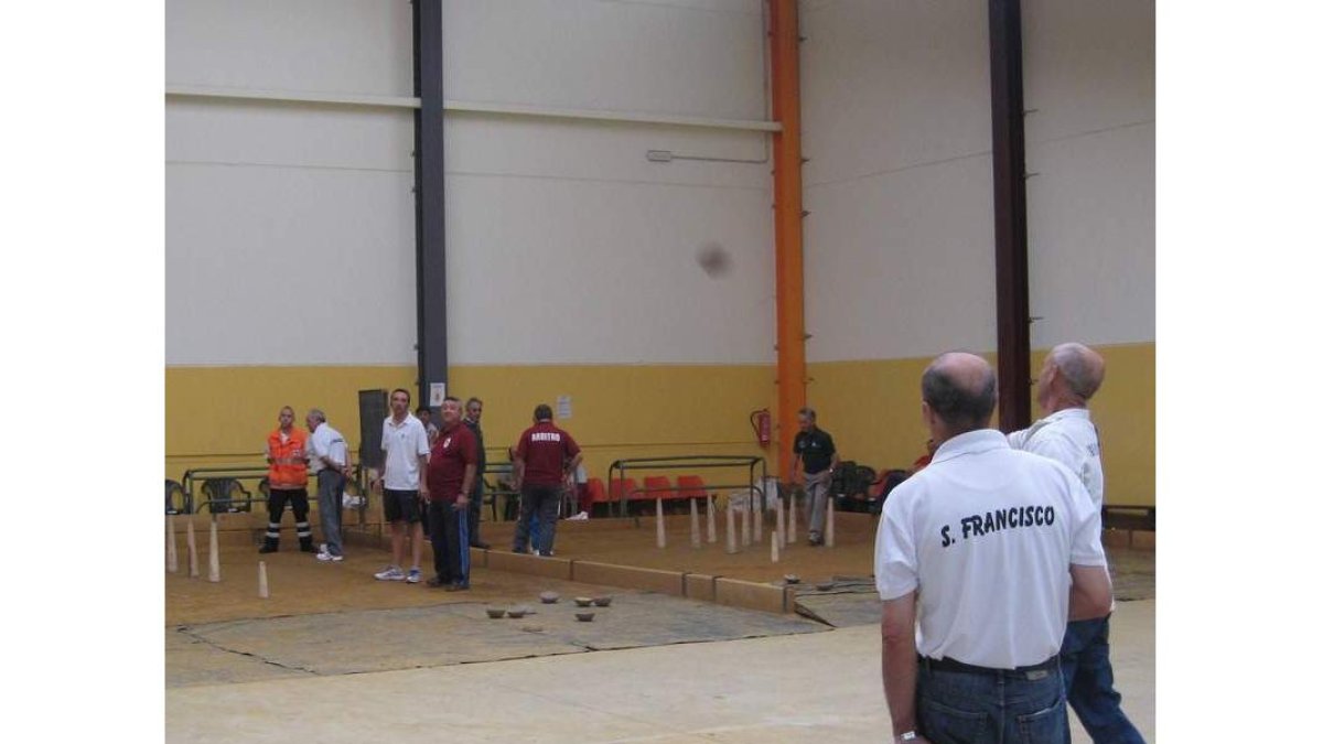 El Espacio Multifuncional Isidro Martínez de Boñar acoge los bolos.