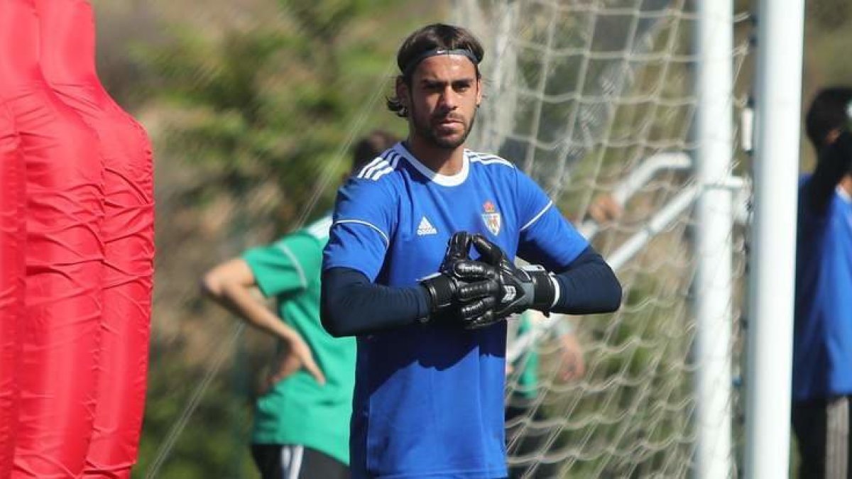José Antonio Caro, portero de la Deportiva Ponferradina. L. DE LA MATA.
