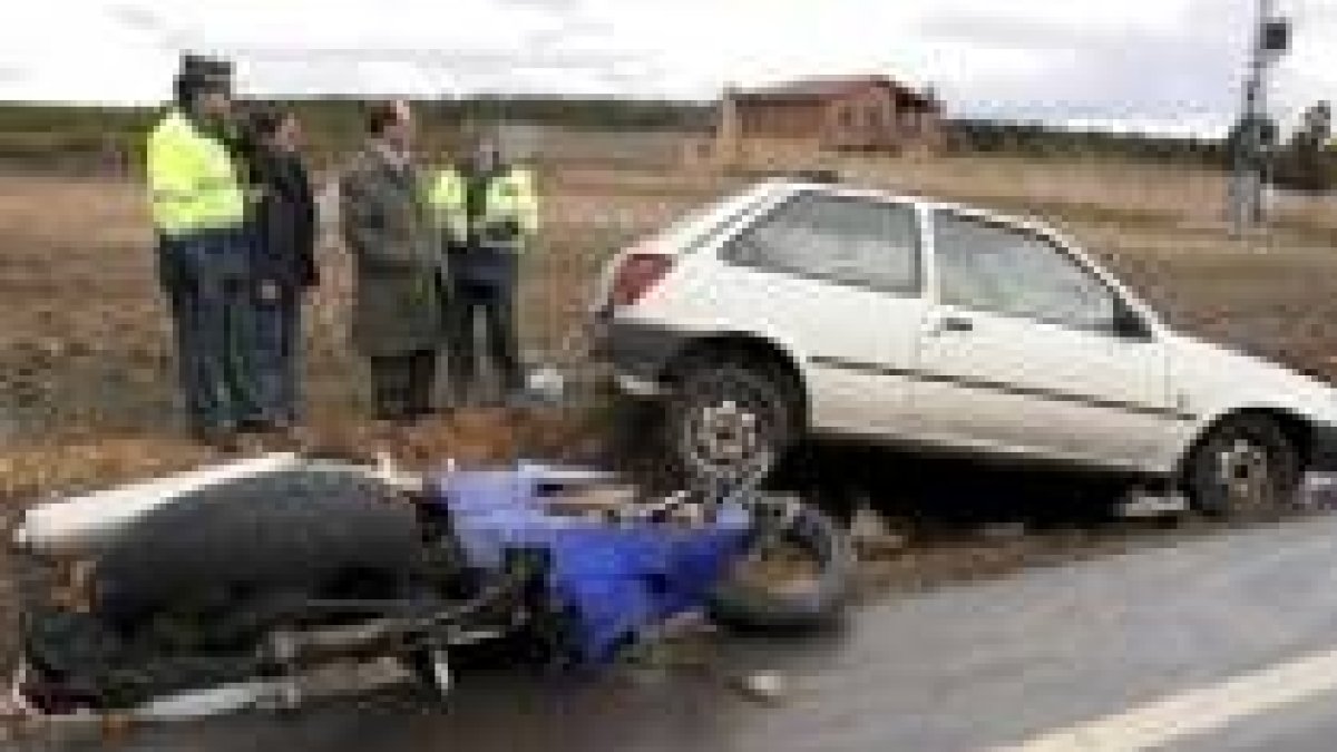 Estado en el que quedaron la motocicleta y uno de los coches implicados en el accidente de Rioseco