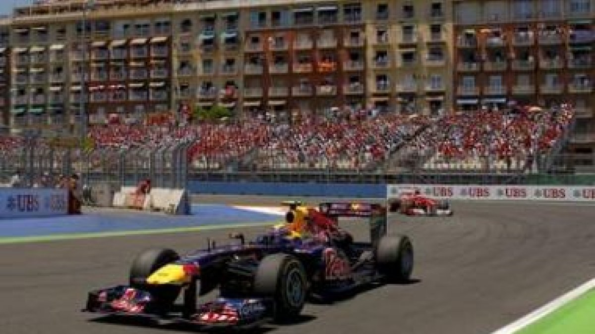La imagen de la carrera: el australiano de Red Bull, Mark Webber, acosado por Fernando Alonso.