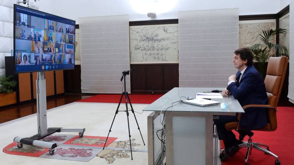 El presidente de la Junta de Castilla y León, Alfonso Fernández Mañueco, participa en la reunión telemática con el presidente del Gobierno. NACHO GALLEGO