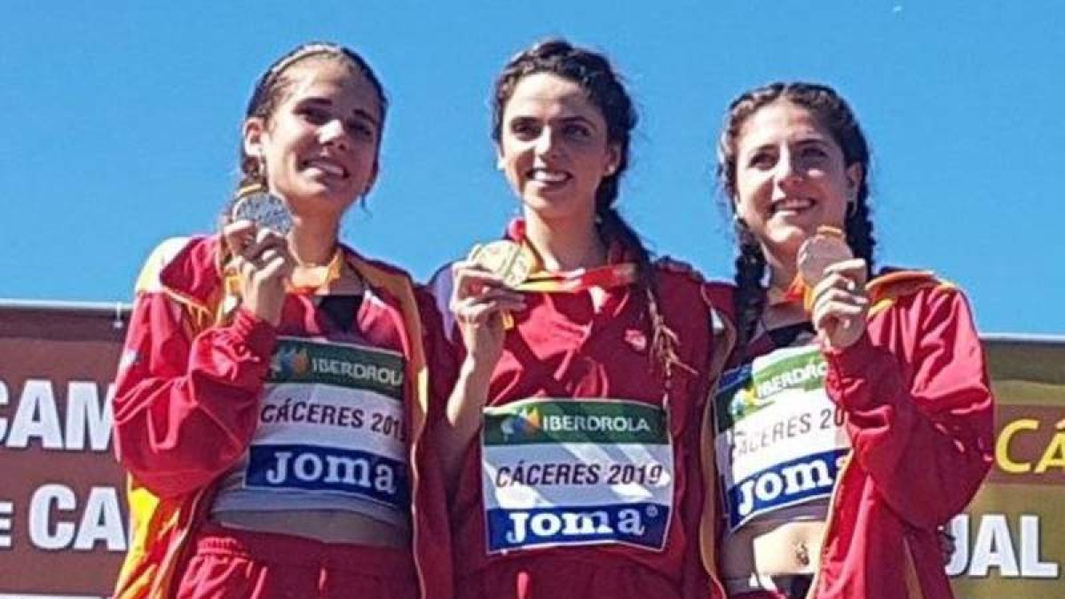 Marta García (izquierda) se colgó la plata individual. GASPAR LUNA