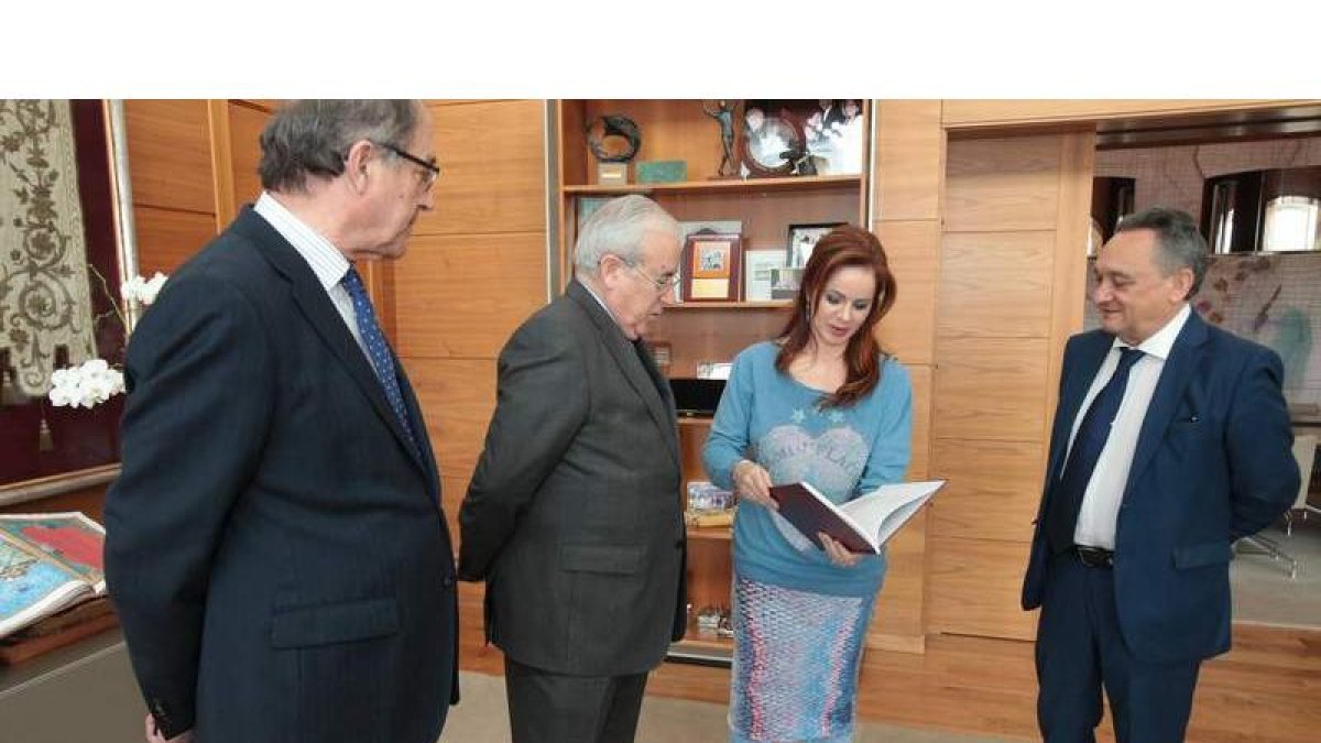 Jesús Encabo entrega la memoria a Silvia Clemente. ICAL