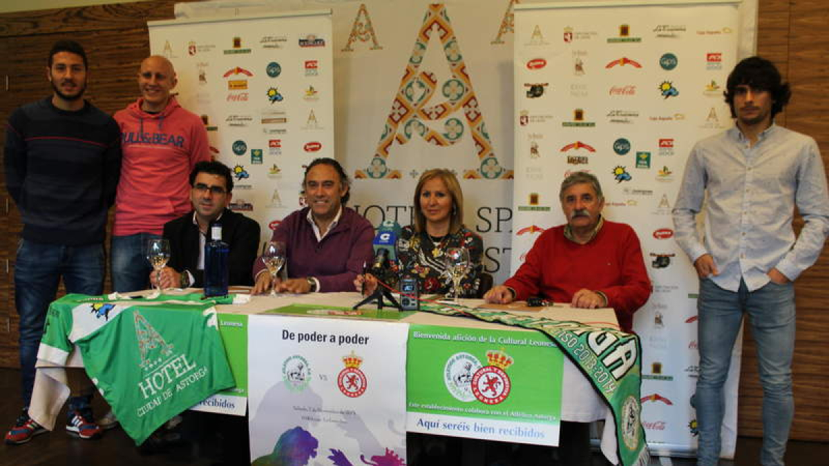 En el centro, Felipe Llamazares, de la Cultural, y Sagrario González, presidenta del Astorga.