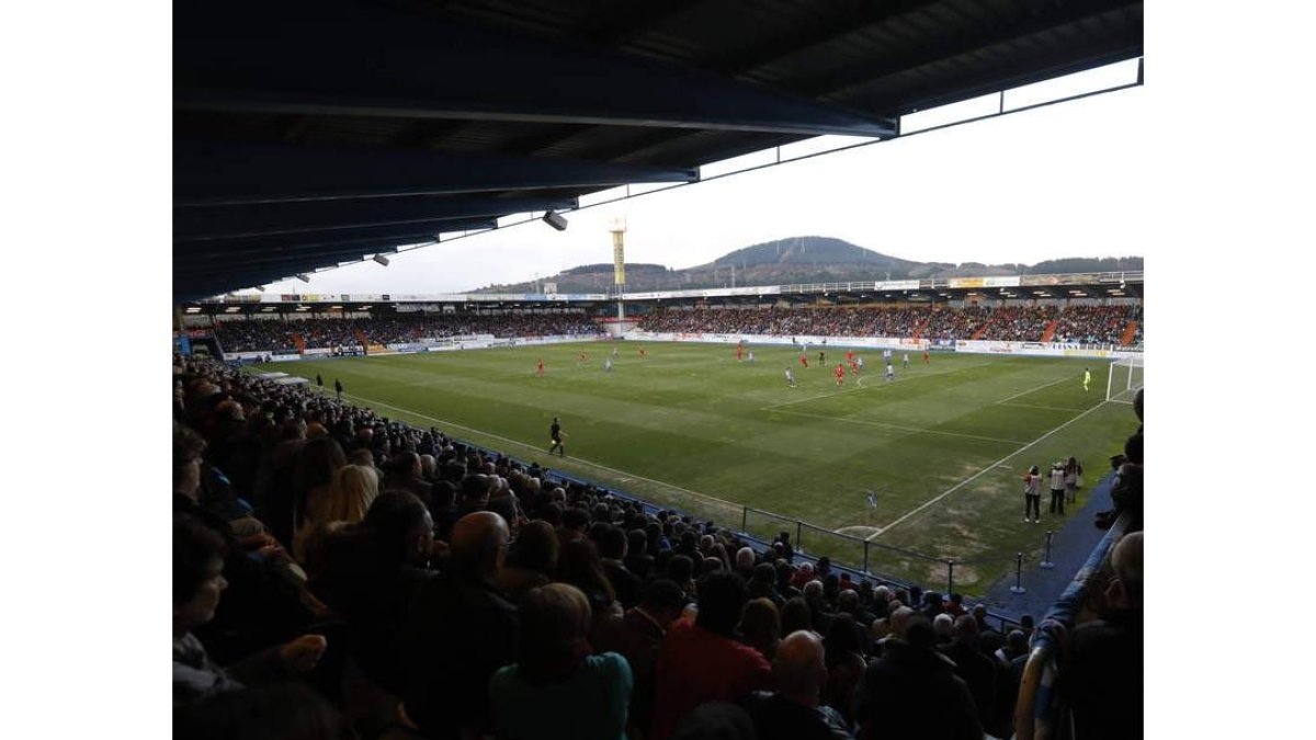 Panorámica de la afición deportivista y culturalista que vibró en El Toralín con sus respectivos equipos. L. DE LA MATA/MARCIANO PÉREZ