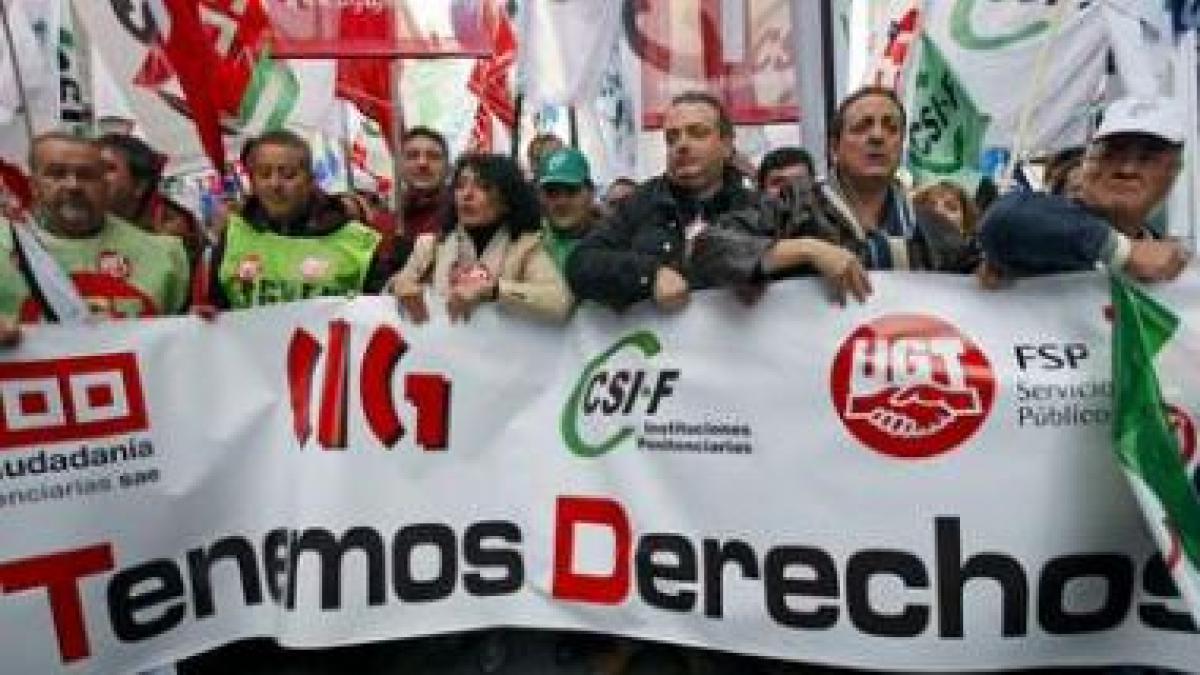 La manifestación de los funcionarios reclamó el aumento de las plantillas.