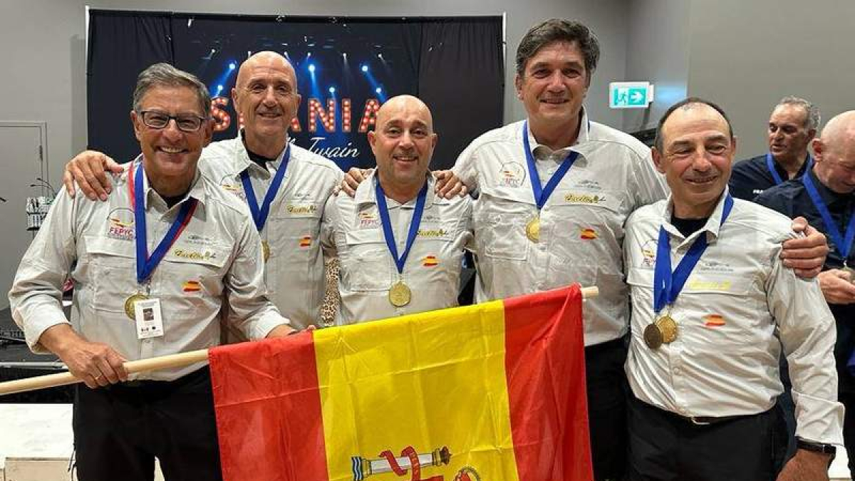 Álvarez Tejedor, Castro Pinos, Castro, Bao y Oliveras con su medalla. DL