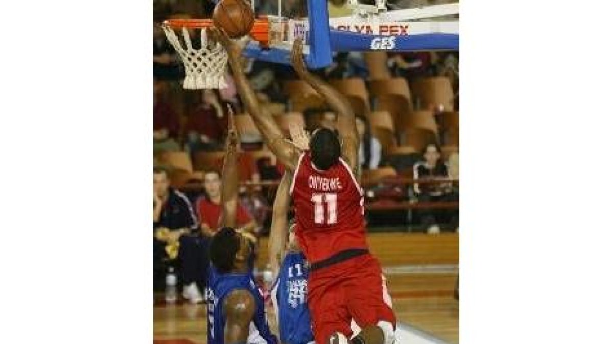 Onyekwe se ayuda del tablero para anotar en el aro del Tarragona