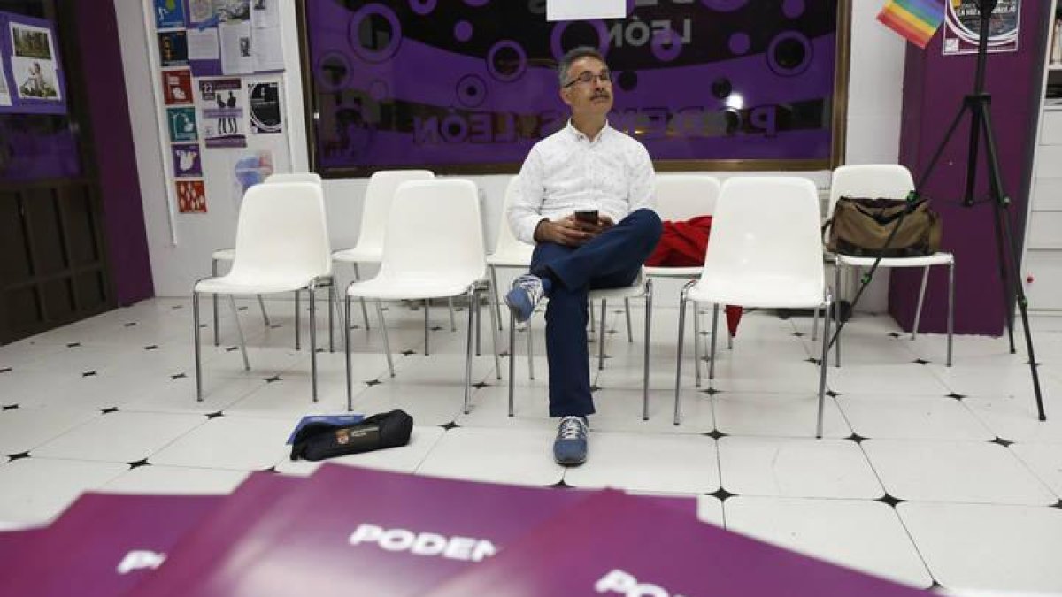 Nicanor Pastrana en la sede de Podemos la noche electoral.
