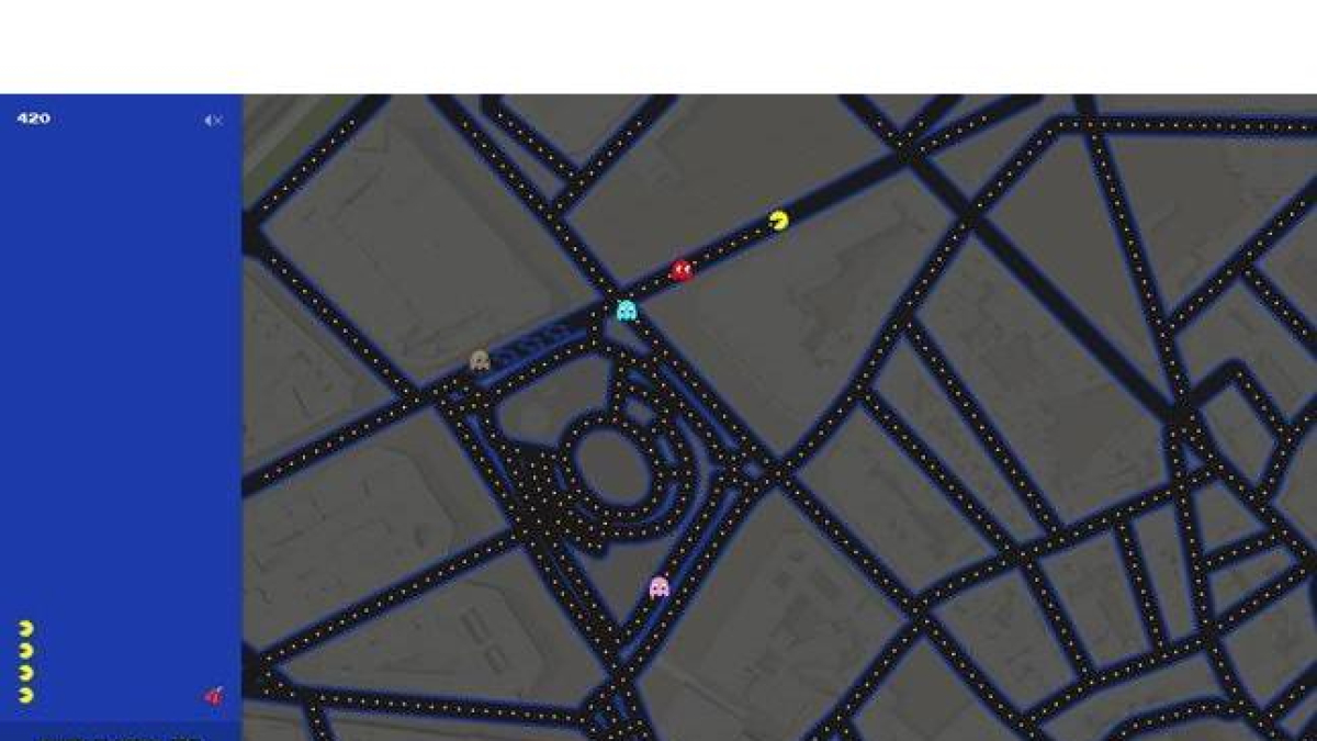 Una partida del videojuego 'Pacman' por las calles del centro de Barcelona.