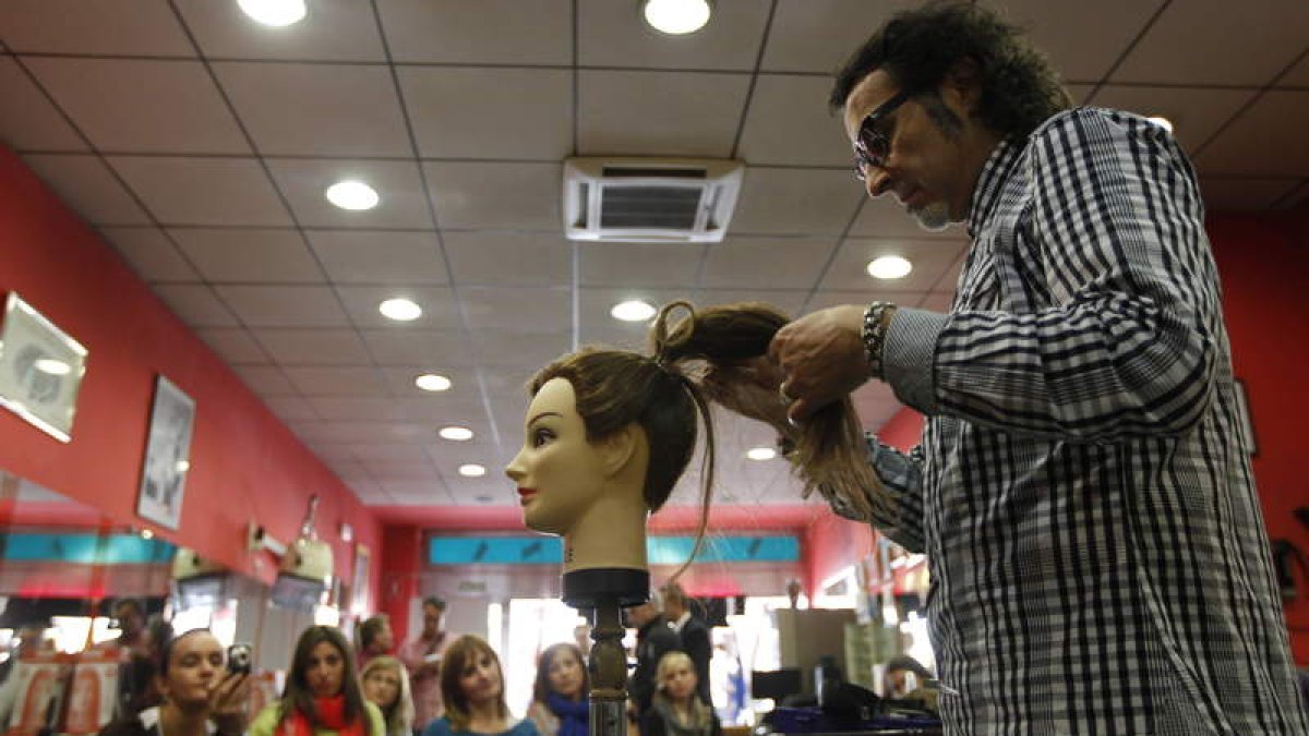 El estilista de Cristiano Ronaldo, José Siero, en el curso de peluquería en la Academia Vallina.