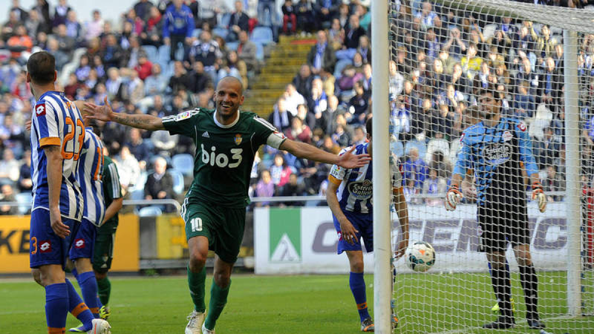 Yuri, que regresaba al equipo tras cumplir sanción, marcó el segundo gol y fue un poco más allá y estampó el nombre de Saúl junto al suyo propio en la camiseta verde que ayer lució la Ponferradina (Yuri-Saúl)