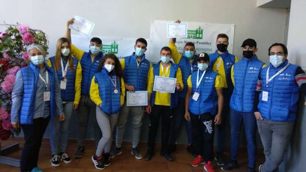 Los galardonados del centro de Hospital con sus diplomas. DL