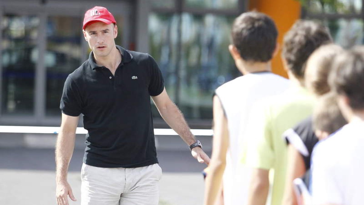 Bernabé durante uno de los campus que dirigió en su etapa como jugador de Baloncesto León.