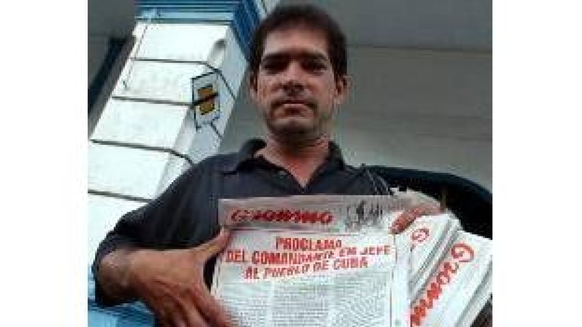 Un vendedor de periódicos muestra el diario cubano Granma