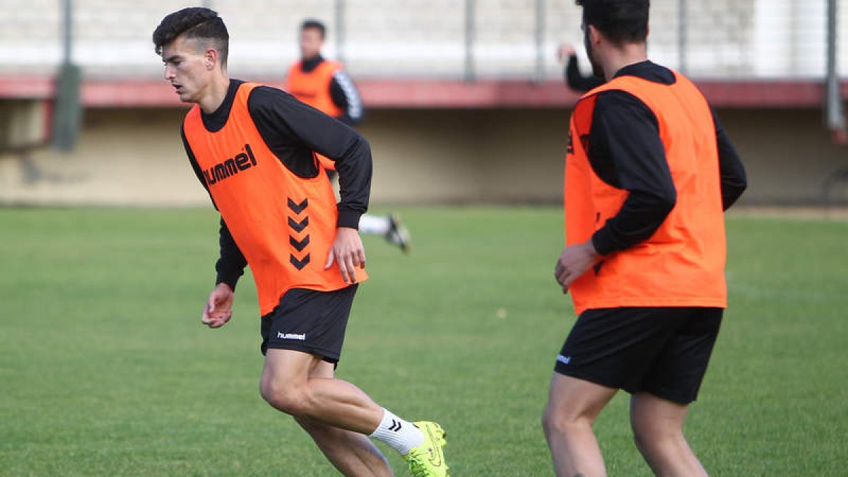 Gonzalo, a la izquierda, podría ser titular el sábado tras su gran partido ante el Lealtad