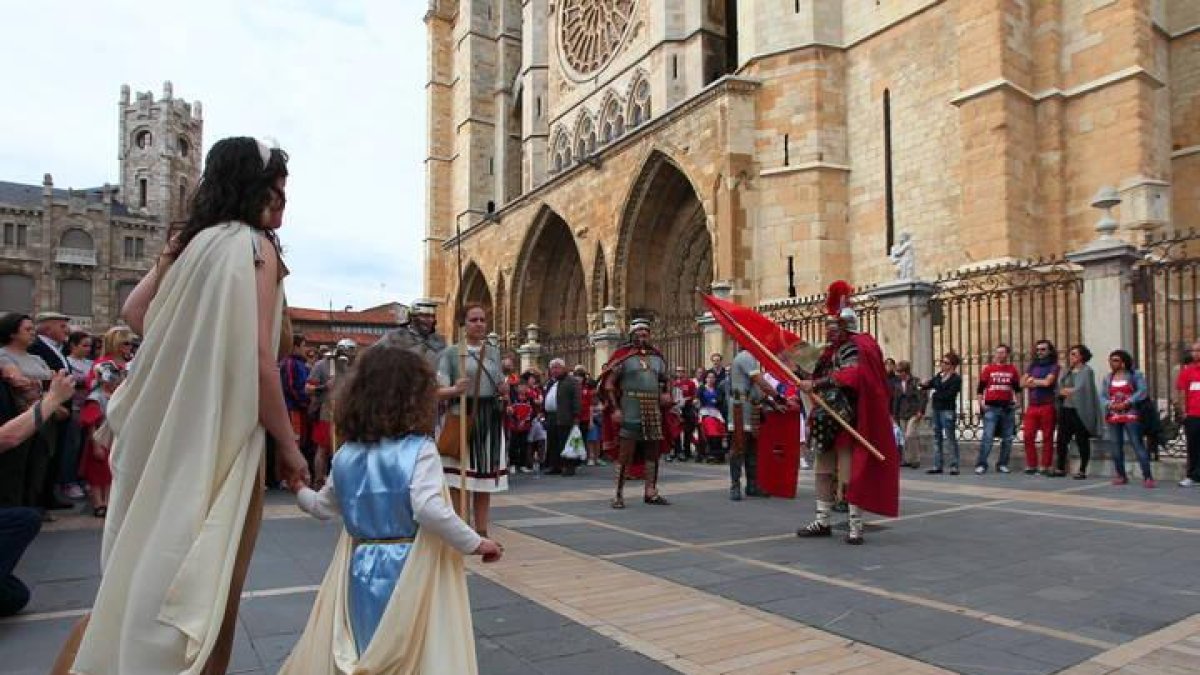 Celebración del Natalicio de las Águilas frente a la Catedral de León