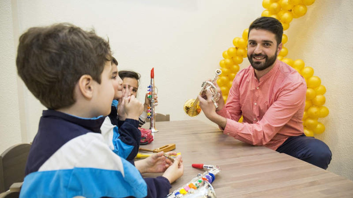 El trompetista Rubén Cerqueira, con algunos de sus alumnos en una de sus clases de música. F. OTERO PERANDONES