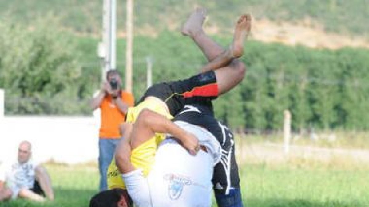 La lucha por llevarse el triunfo se extendió a cada una de las entregas en el corro de ayer.
