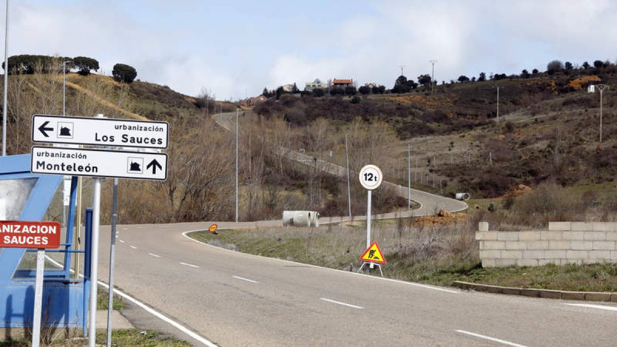 Una acera completará el vial de acceso desde el centro de Carbajal a Monteleón. MARCIANO PÉREZ