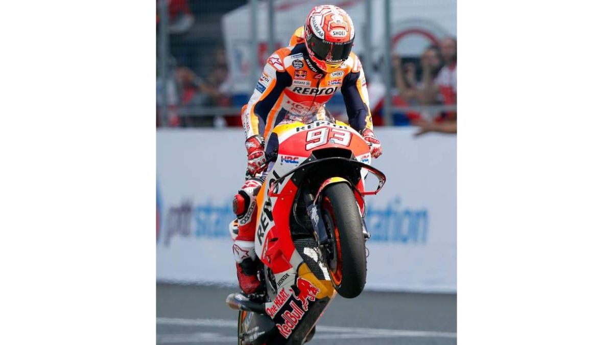 Márquez celebra con un caballito su triunfo en Tailandia. YONGRIT